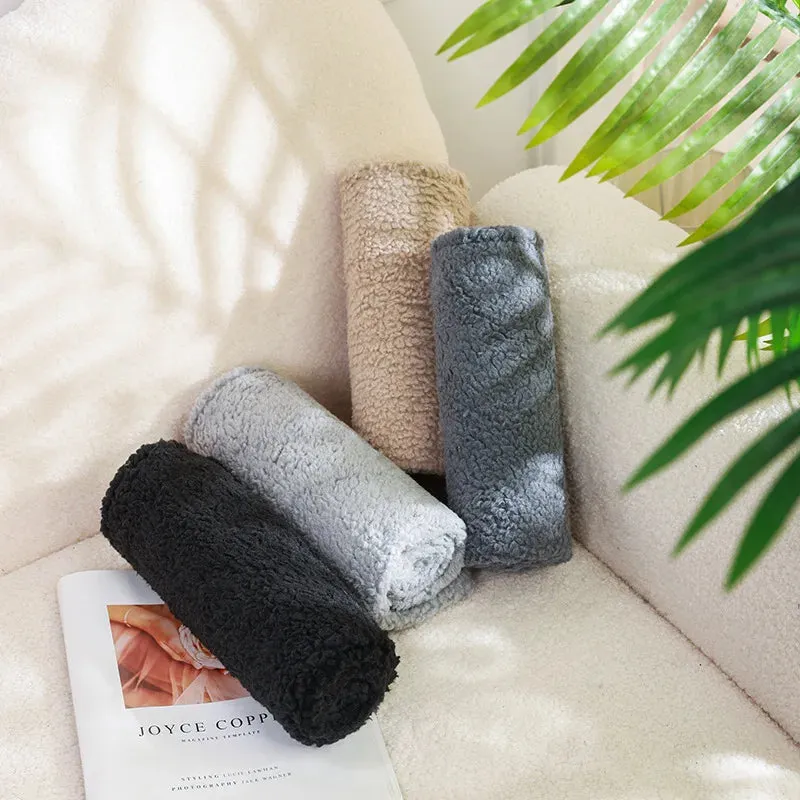 Cozy Waterproof Pet Blanket for Cats and Dogs - Flannel Lambskin Design